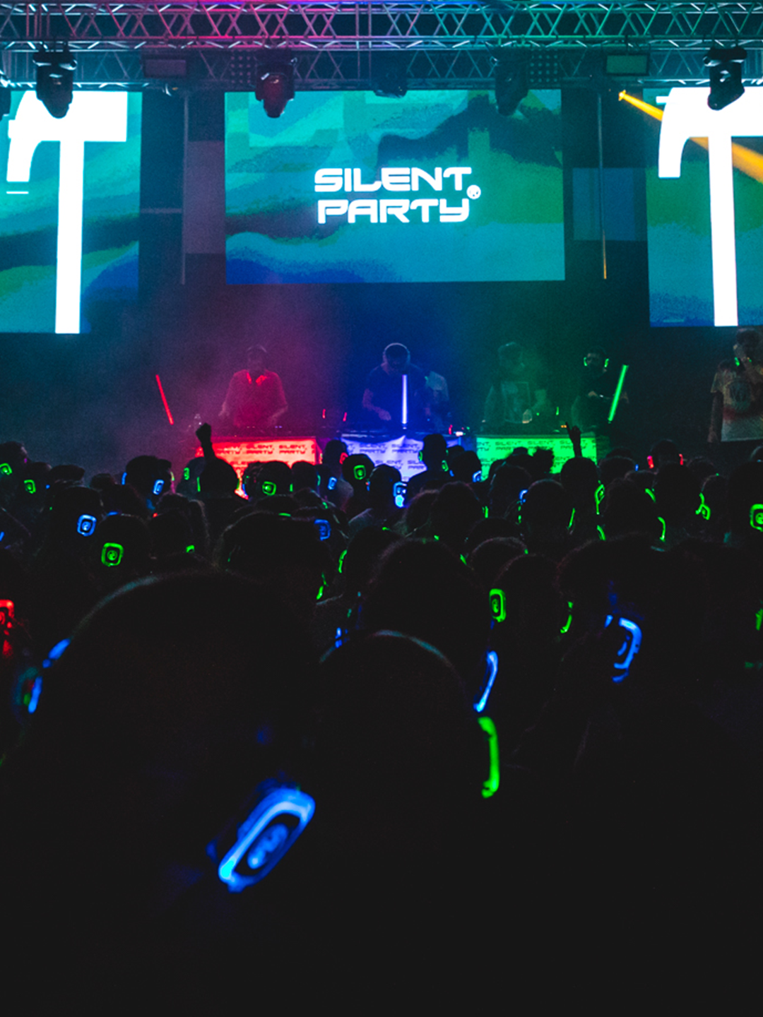 7 cose che non sapevi sul silent party — gruppo di amici sorridenti